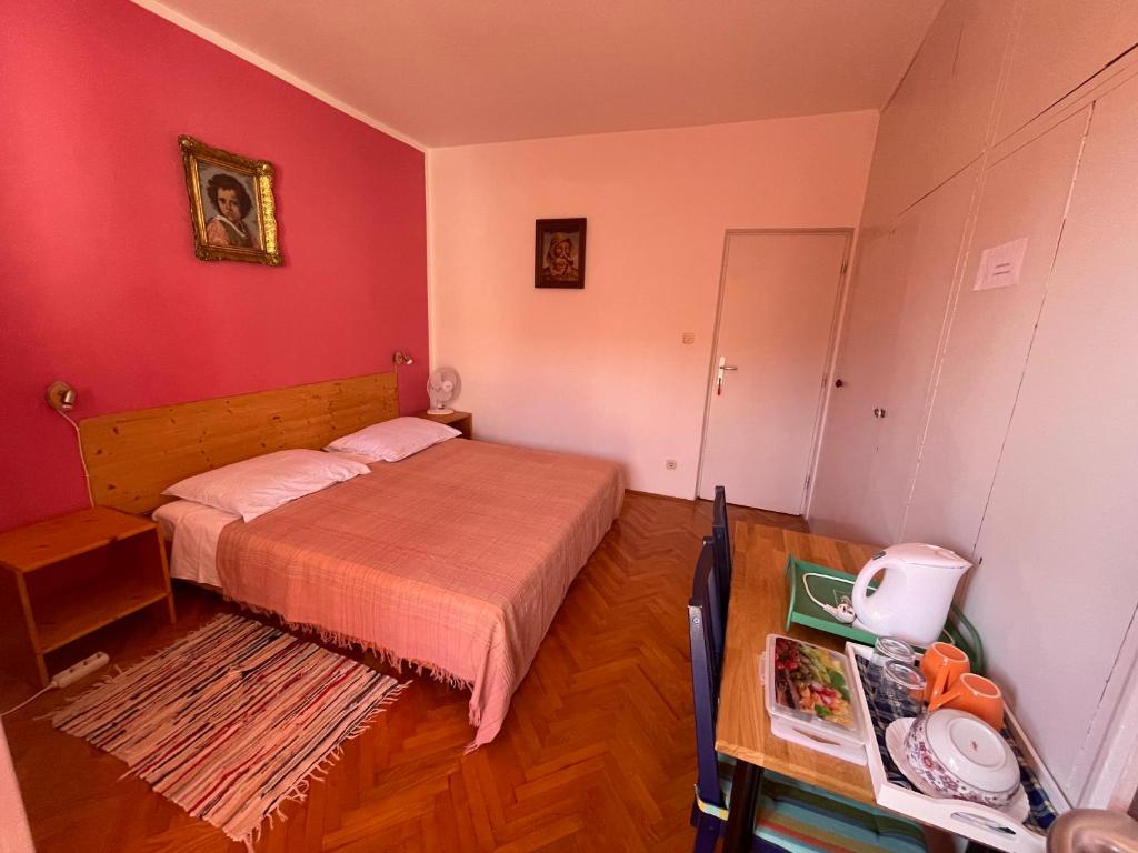 Postel nebo postele na pokoji v ubytování Hvar Guesthouse - Double bedroom with private bathroom