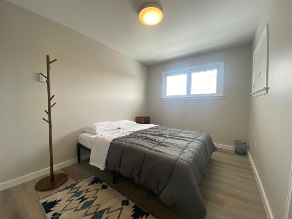 Postel nebo postele na pokoji v ubytování Private Room Lakeview House- Westmount