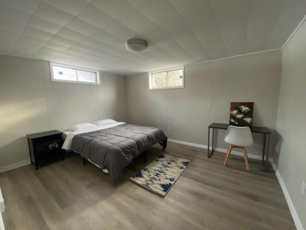 Postel nebo postele na pokoji v ubytování Private Room Lakeview House- Westmount