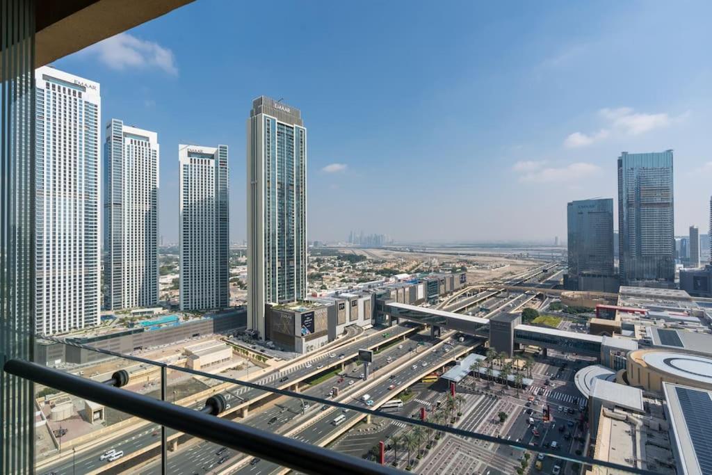 uitzicht op een stad met hoge gebouwen bij Address Dubai Mall Exclusive in Dubai