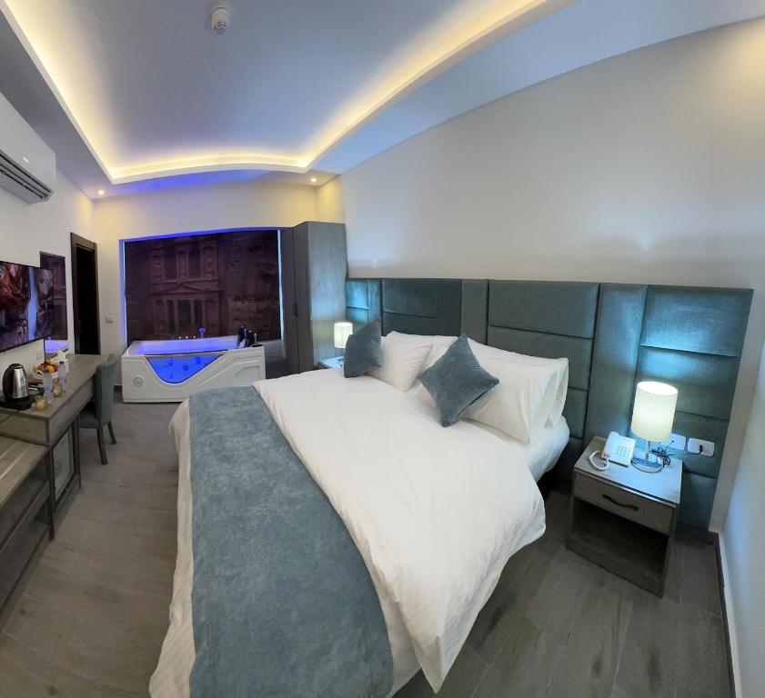 um quarto grande com uma cama grande e uma casa de banho em La Vie Boutique Hotel em Wadi Musa