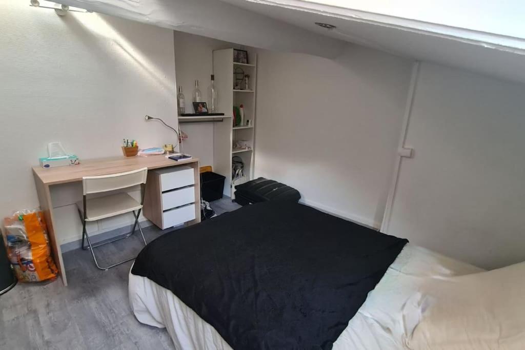- une chambre avec un lit et un bureau dans l'établissement Studio proche de l'université trefilerie, à Saint-Étienne