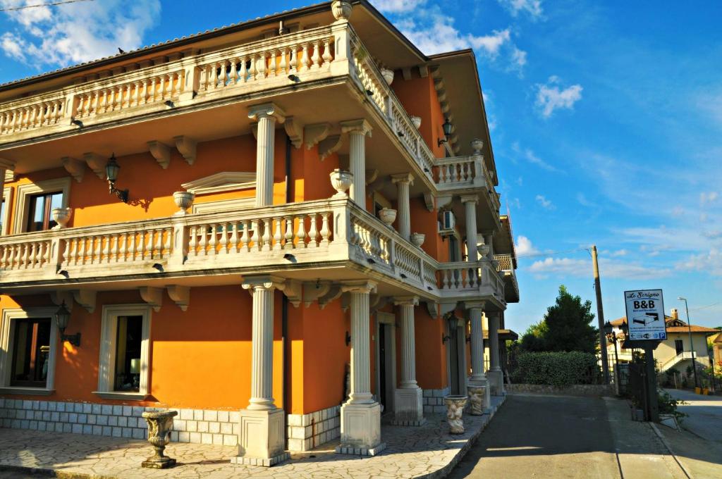 pomarańczowy budynek z balkonem przy ulicy w obiekcie Lo Scrigno B&B w mieście Montemiletto