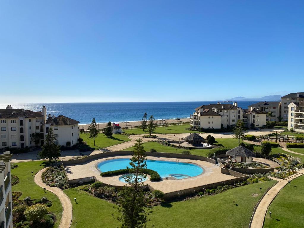 a view of the beach from a resort at Departamento Papudo Condominio Punta Fundadores in Papudo