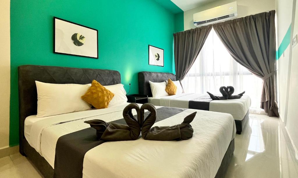 - une chambre avec 2 lits avec des chaussures noires dans l'établissement Core Soho Designer Suite @ KLIA, à Sepang
