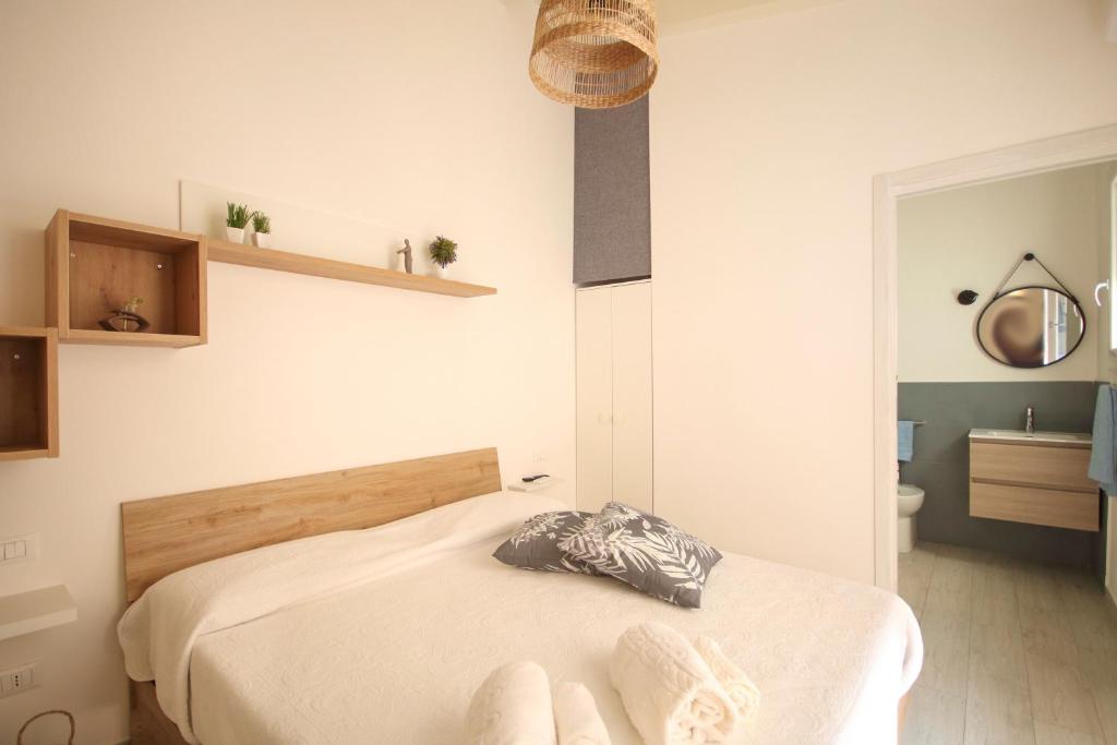 een slaapkamer met een bed en een badkamer bij Casuzza bedda in Casteldaccia