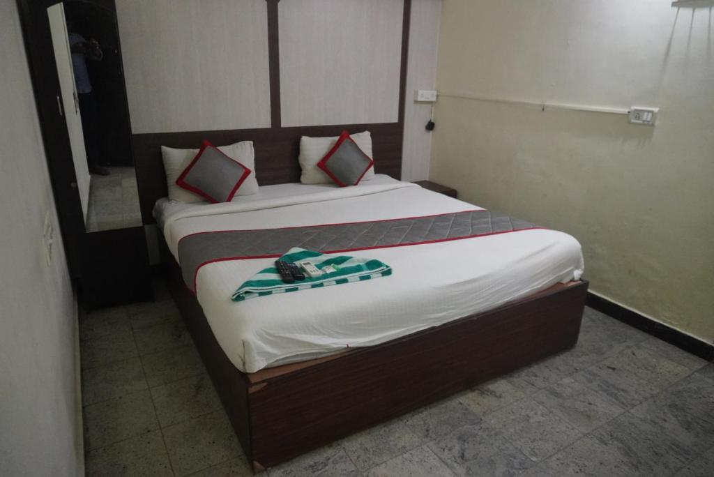 Postel nebo postele na pokoji v ubytování The Dolphin Park Hotel, Virugambakkam