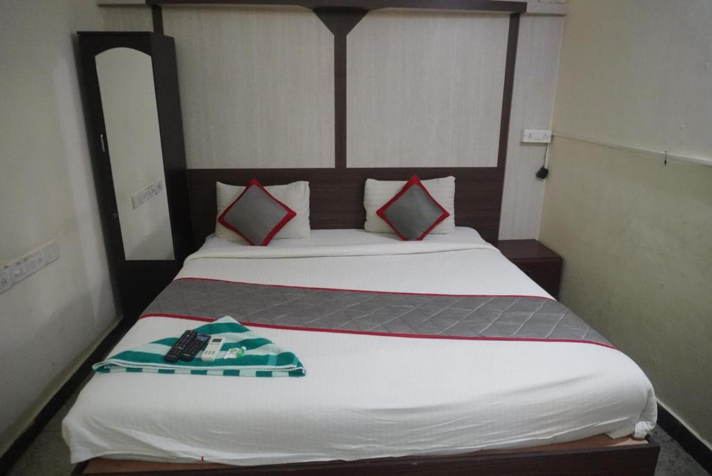 Postel nebo postele na pokoji v ubytování The Dolphin Park Hotel, Virugambakkam