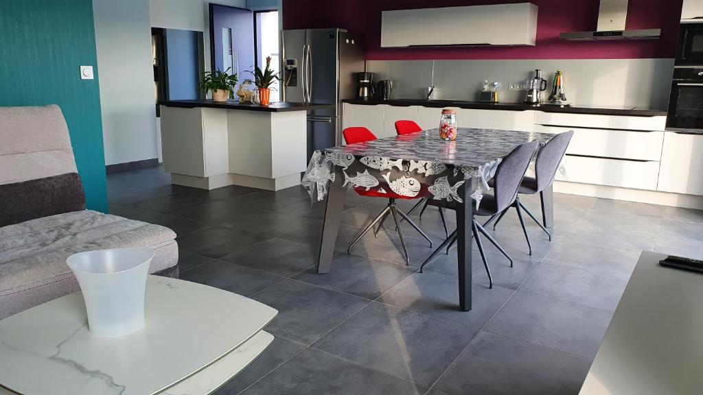 Kuchyňa alebo kuchynka v ubytovaní Maison récente 4* proche plage avec SPA privatif