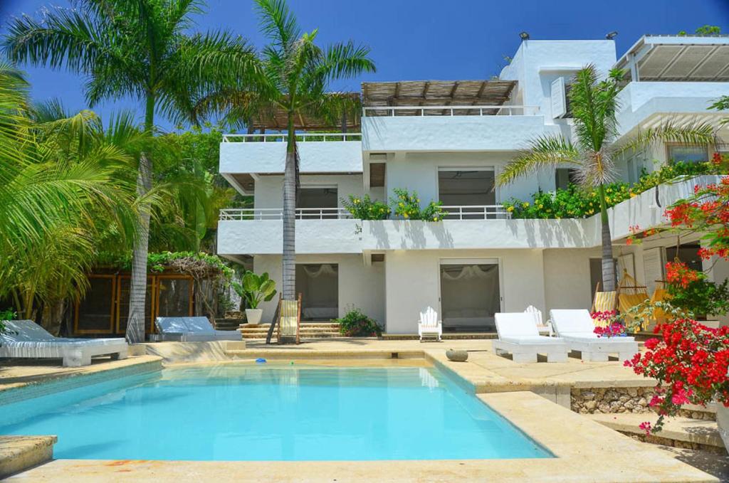 uma casa com piscina em frente a um edifício em Villa Deluxe Los Cocos Baru em Barú