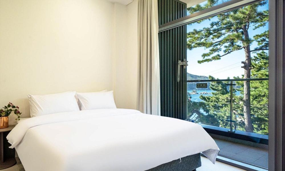 מיטה או מיטות בחדר ב-Hillsnorkelbeach hotel