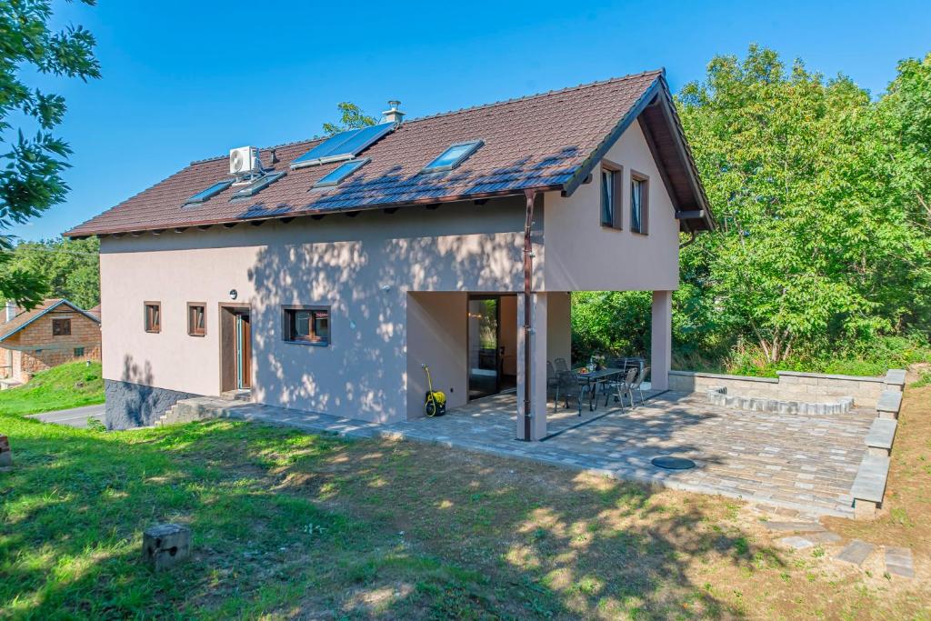 ein Haus mit einem Sonnendach und einer Terrasse in der Unterkunft Náš Sklep in Brod nad Dyjí