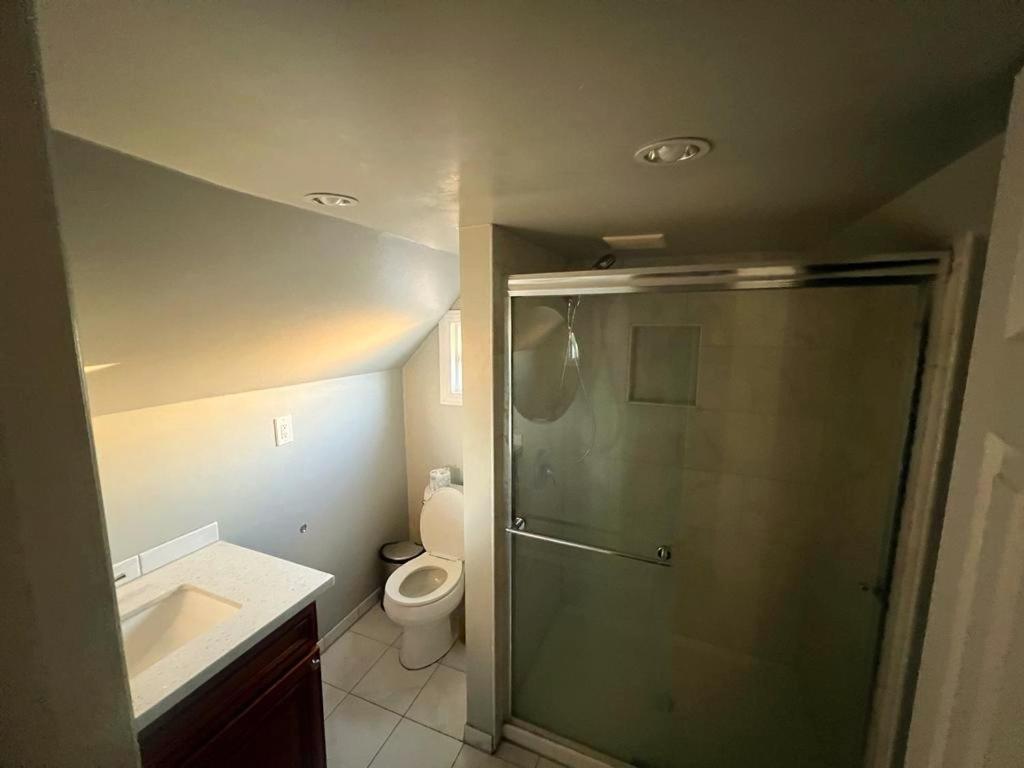 La salle de bains est pourvue d'une douche, de toilettes et d'un lavabo. dans l'établissement Huntington Beach, à Huntington Beach