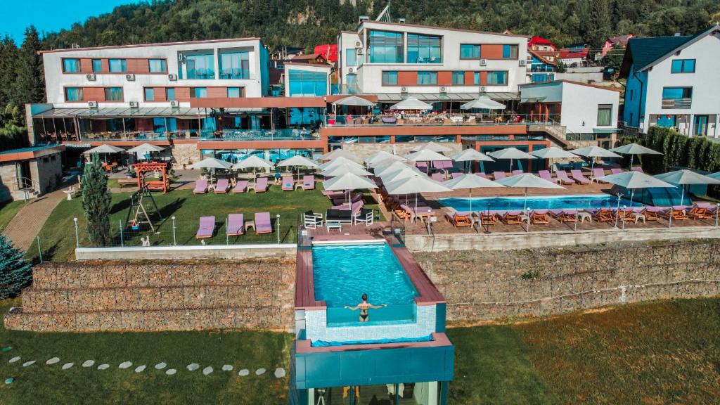 una vista aérea de un hotel con piscina en Hotel Roser House Boutique - pe malul lacului Colibita, en Colibiţa