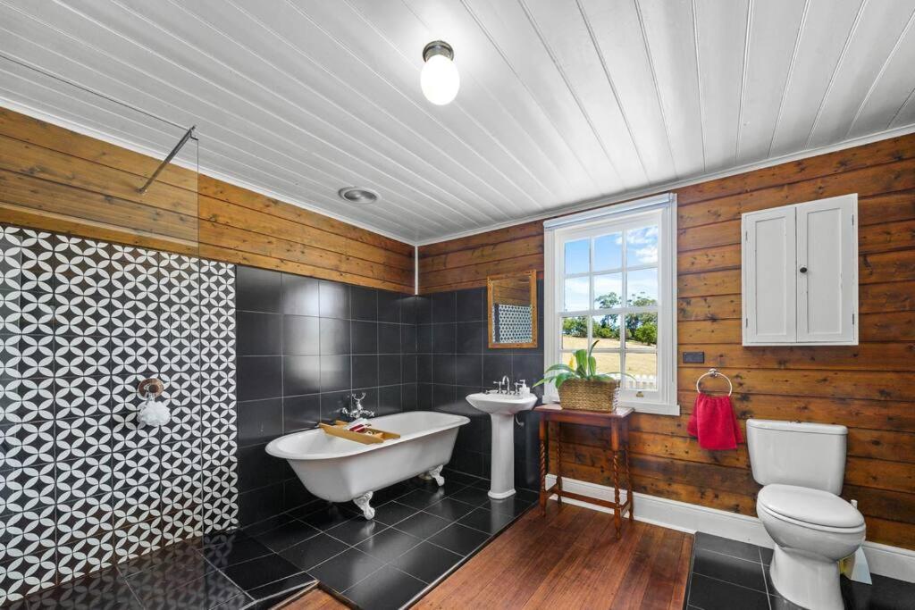 Koupelna v ubytování Oakchester Cottage on Bruny Island