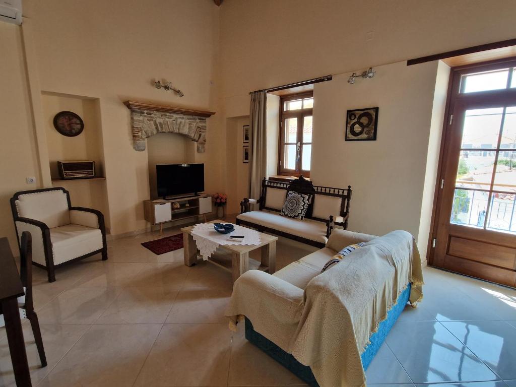 een woonkamer met een bank en een tafel bij Christos Katerina House in Pythagoreio