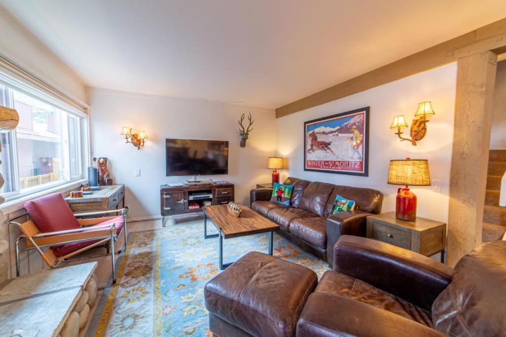 uma sala de estar com um sofá e uma mesa em #381 - Ski-In Ski-Out Condo with Spa, Game Room, & Pool em Mammoth Lakes