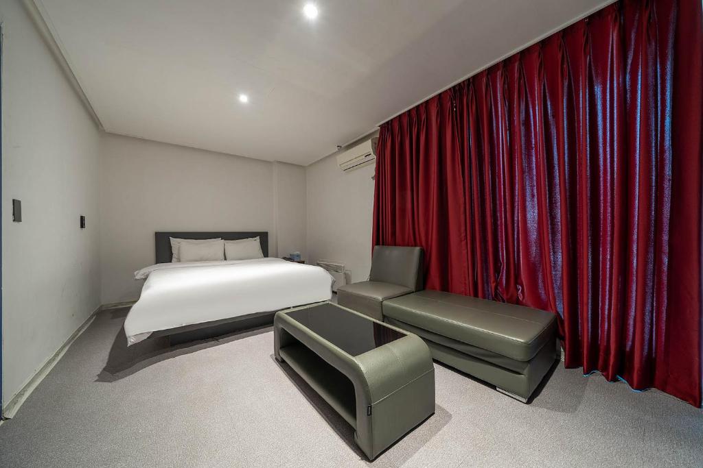 Postel nebo postele na pokoji v ubytování Pacific7 Hotel