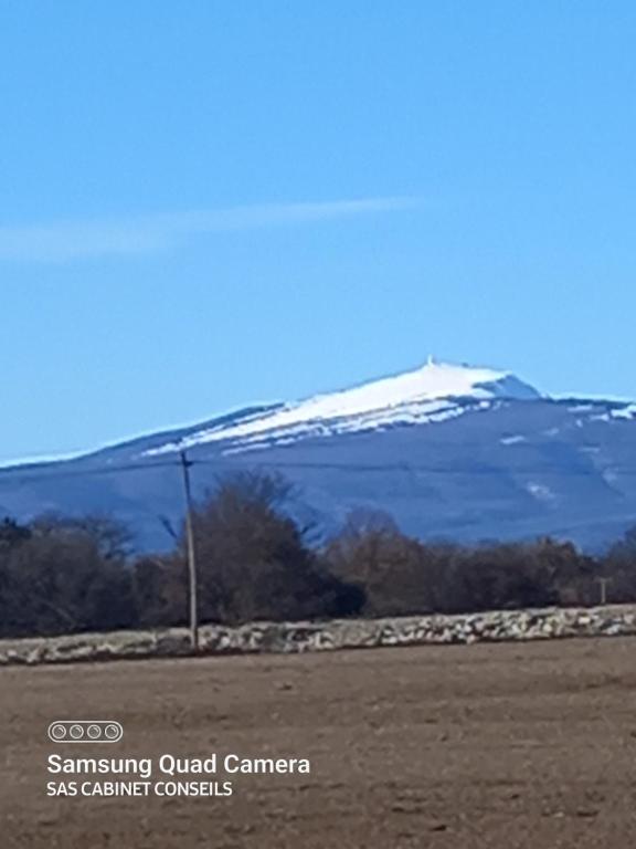 une montagne enneigée au sommet d'un champ dans l'établissement CABANE COSY, à Revest-du-Bion