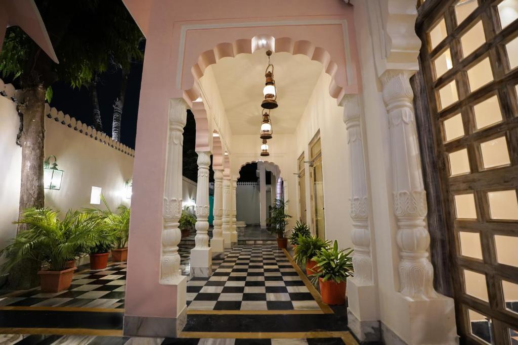 Fasade eller inngang på Dev Mahal - A Boutique Heritage Hotel