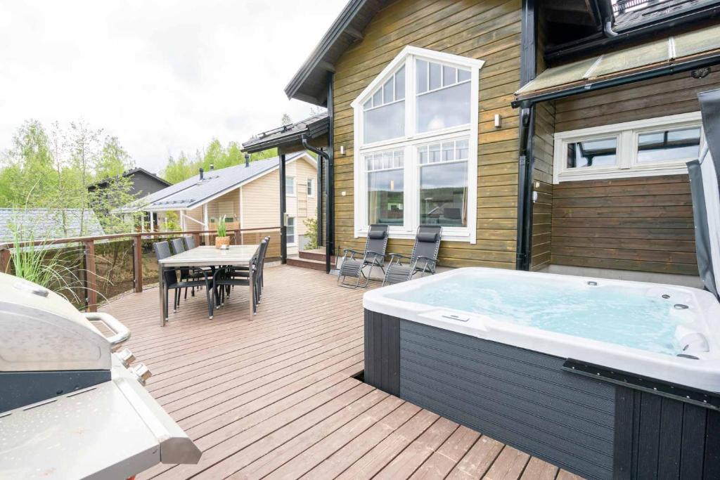 耶姆塞的住宿－Villa Peso2 - 8 henkilölle, HimosYkkösen alue, 70m²+40m²，房屋内带热水浴池的甲板