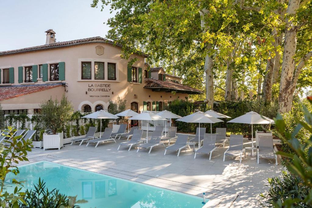 Бассейн в Hôtel et Restaurant La Bastide Bourrelly - Mathias Dandine или поблизости