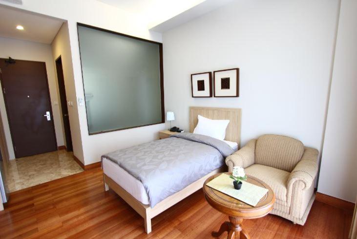 1 dormitorio con 1 cama, 1 sofá y 1 silla en Via Renata Panglima Polim, en Yakarta
