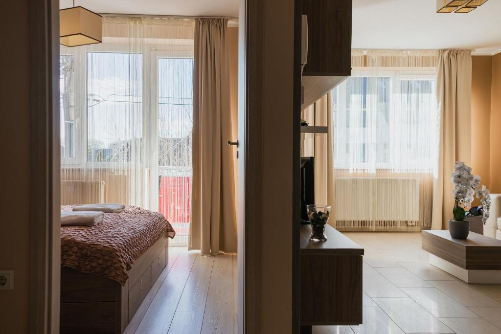 Postel nebo postele na pokoji v ubytování Zafír Apartman Sárvár