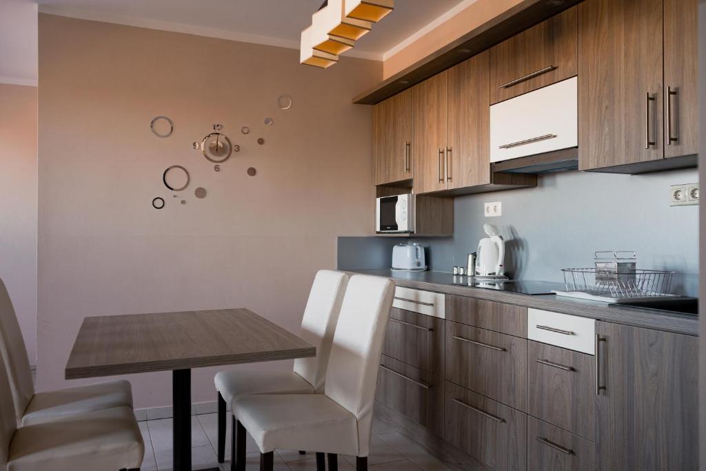 Kuchyň nebo kuchyňský kout v ubytování Zafír Apartman Sárvár