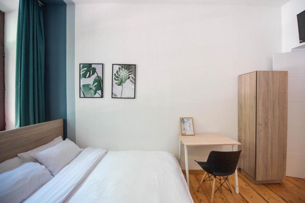Postel nebo postele na pokoji v ubytování Gallery Hostel Tbilisi
