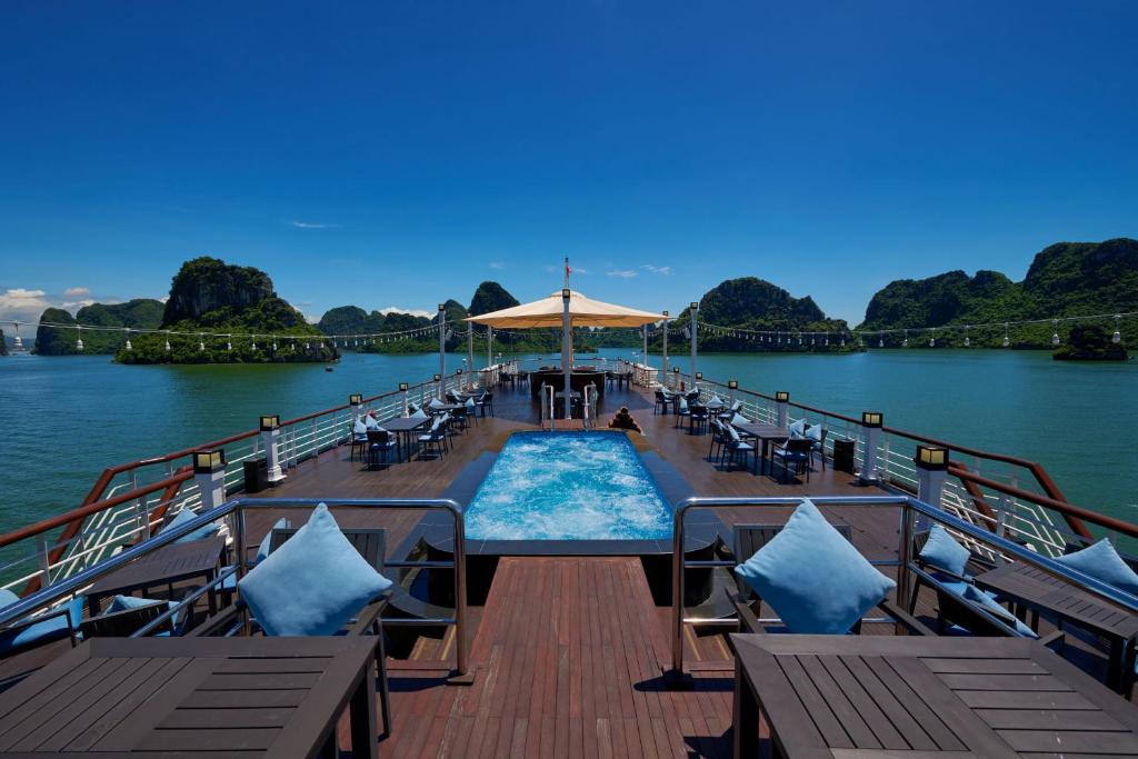 um deque para barcos com uma piscina sobre a água em Paradise Grand Cruise - Lan Ha Bay em Ha Long