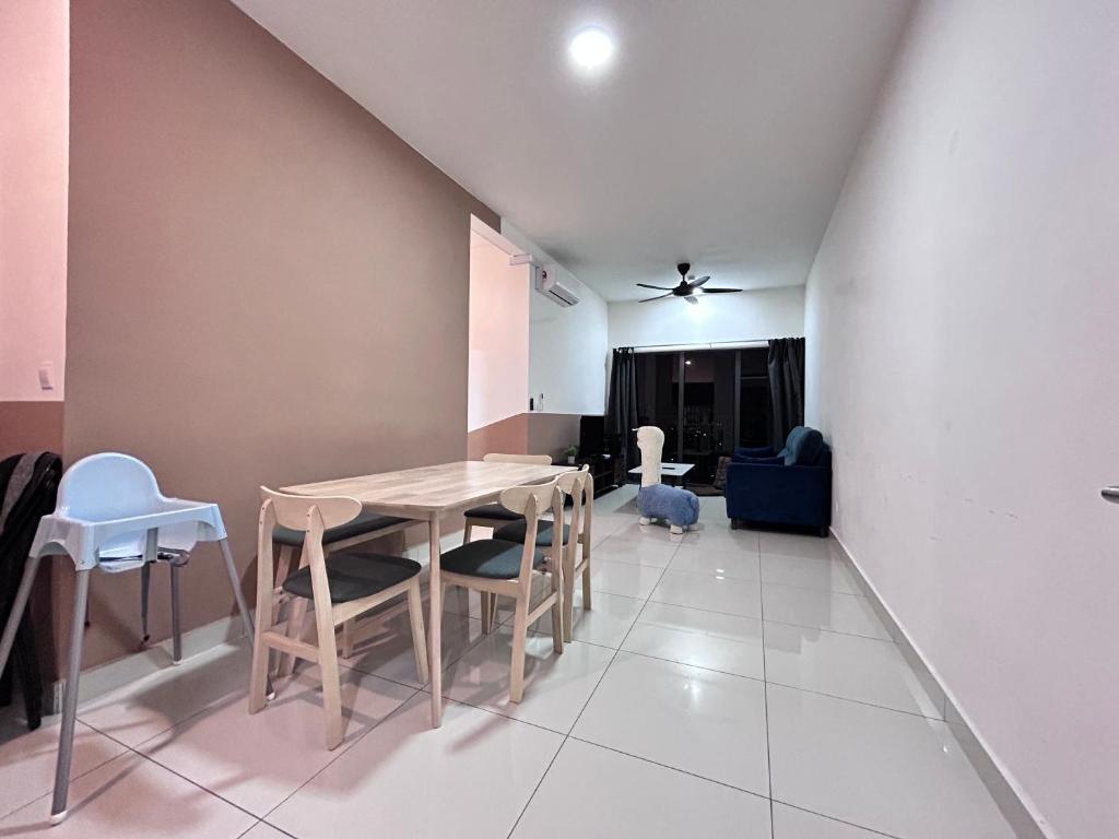 蕉赖Traders Garden , cheras Trader square 3 bedroom Balakong serdang的一间带桌椅的用餐室