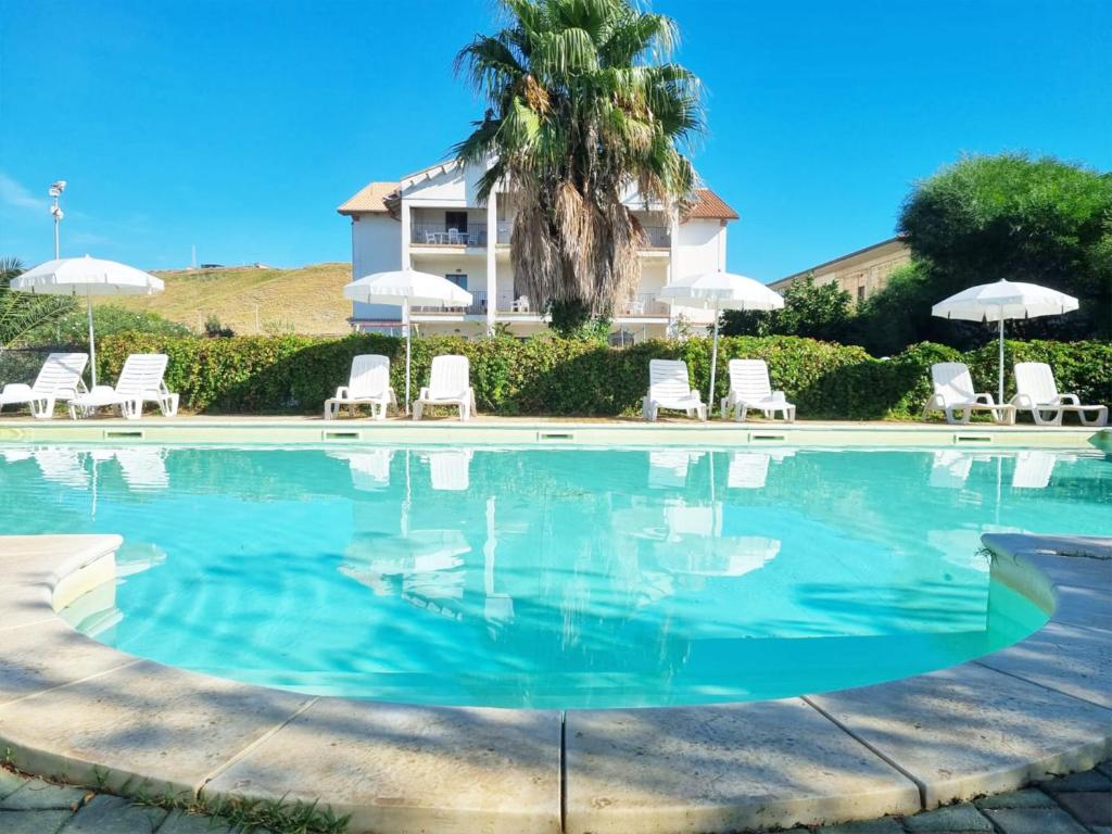 Bazén v ubytování Barko Apartments & Suites nebo v jeho okolí