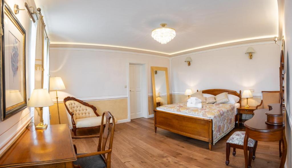 Zámeček - Chateau Lány - Depandance Stroodel - Luxe Tweepersoonskamer Met Extra Bed