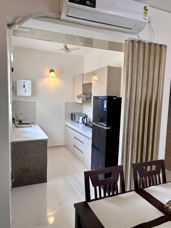 Kuchyň nebo kuchyňský kout v ubytování TATA Rio De Goa, Good Stay 2 BHK Pool View Premium Apartment, 805