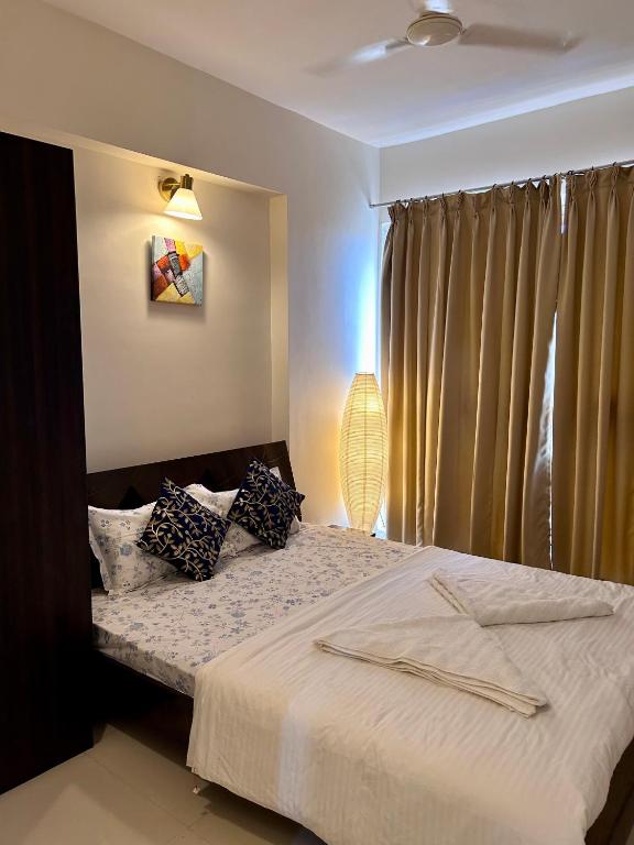 Postel nebo postele na pokoji v ubytování TATA Rio De Goa, Good Stay 2 BHK Pool View Premium Apartment, 805