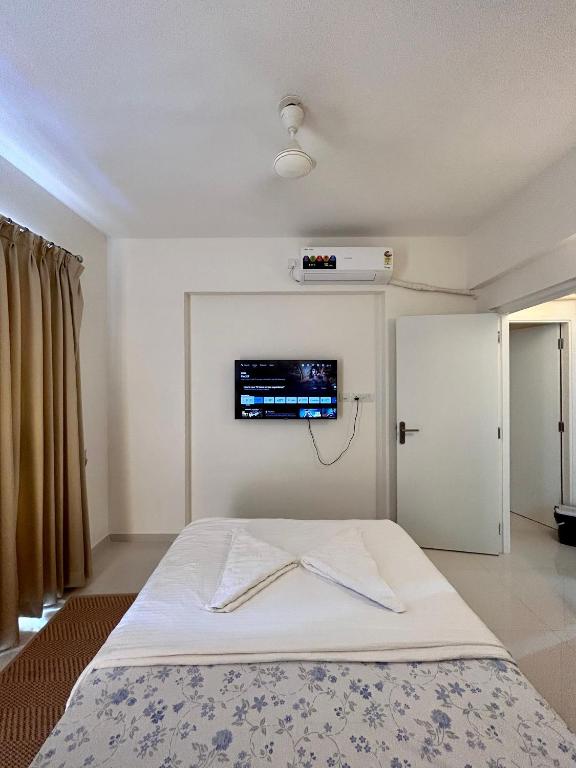 Postel nebo postele na pokoji v ubytování TATA Rio De Goa, Good Stay 2 BHK Pool View Premium Apartment, 805