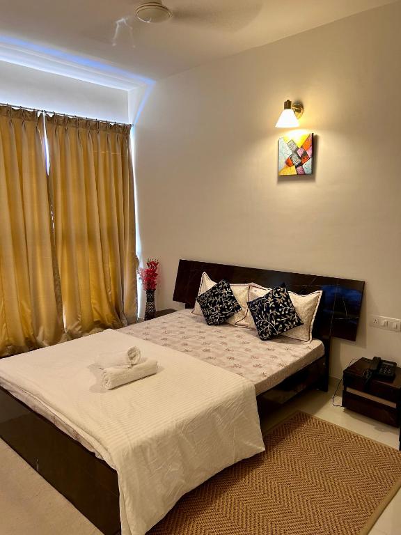 Postel nebo postele na pokoji v ubytování TATA Rio De Goa, Good Stay 2 BHK Pool View Premium Apartment, 805