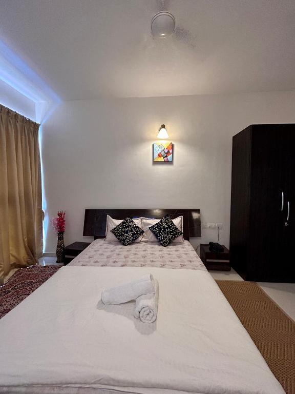 Postel nebo postele na pokoji v ubytování TATA Rio De Goa, Good Stay 2 BHK Pool View Premium Apartment, 805