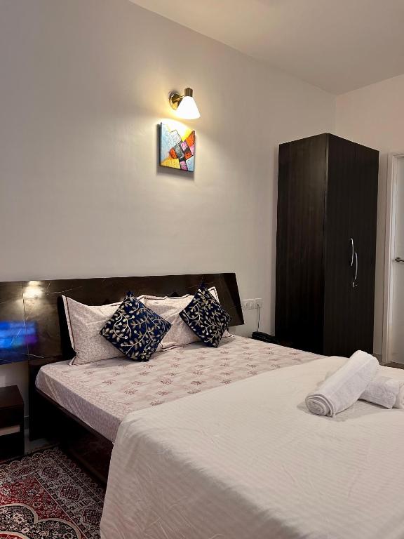 Postel nebo postele na pokoji v ubytování TATA Rio De Goa, Good Stay 2 BHK Pool View Premium Apartment, 805