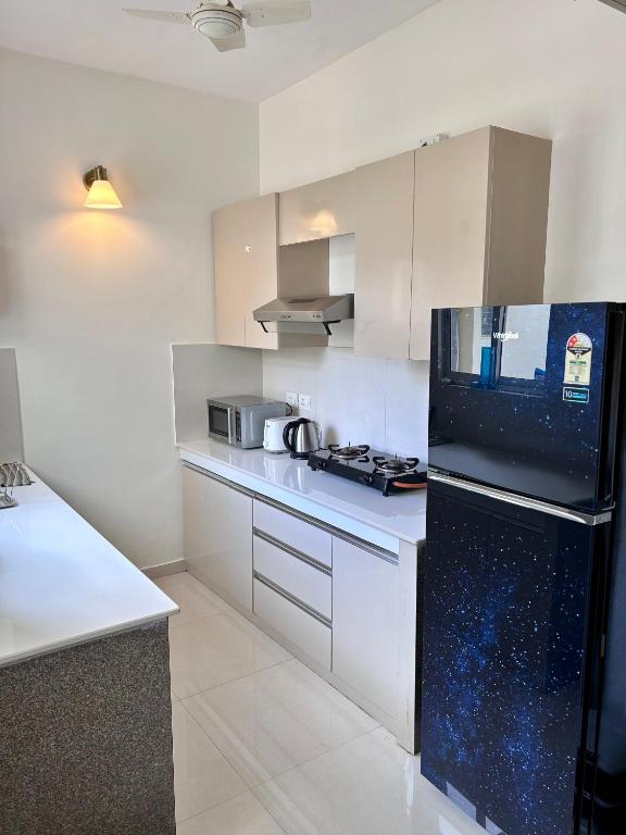 Kuchyň nebo kuchyňský kout v ubytování TATA Rio De Goa, Good Stay 2 BHK Pool View Premium Apartment, 805