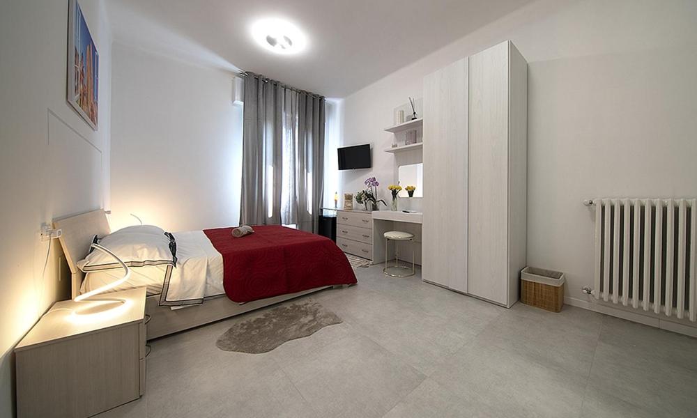 1 dormitorio con cama y escritorio. en Triumvirato Rooms, en Bolonia