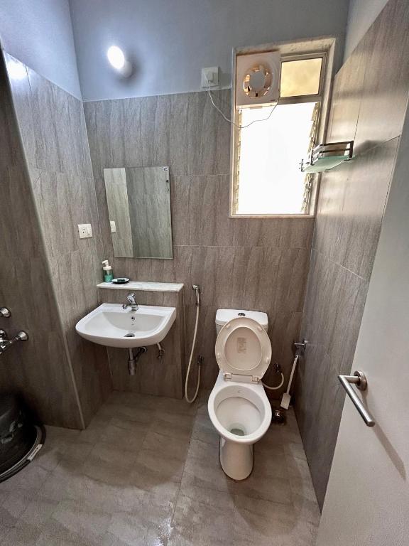 Koupelna v ubytování TATA Rio De Goa, Good Stay 2 BHK Pool View Premium Apartment, 805