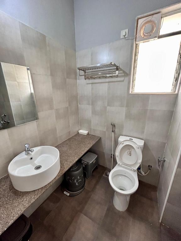 Koupelna v ubytování TATA Rio De Goa, Good Stay 2 BHK Pool View Premium Apartment, 805