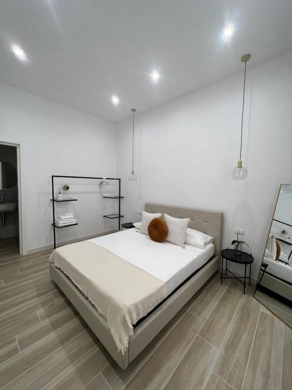 a bedroom with a bed with a teddy bear on it at Sciantusa in Avola