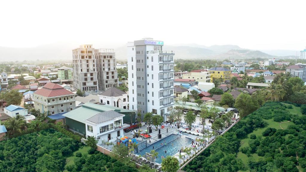 una vista aérea de una ciudad con piscina y edificios en Romano Hotel en Kampot