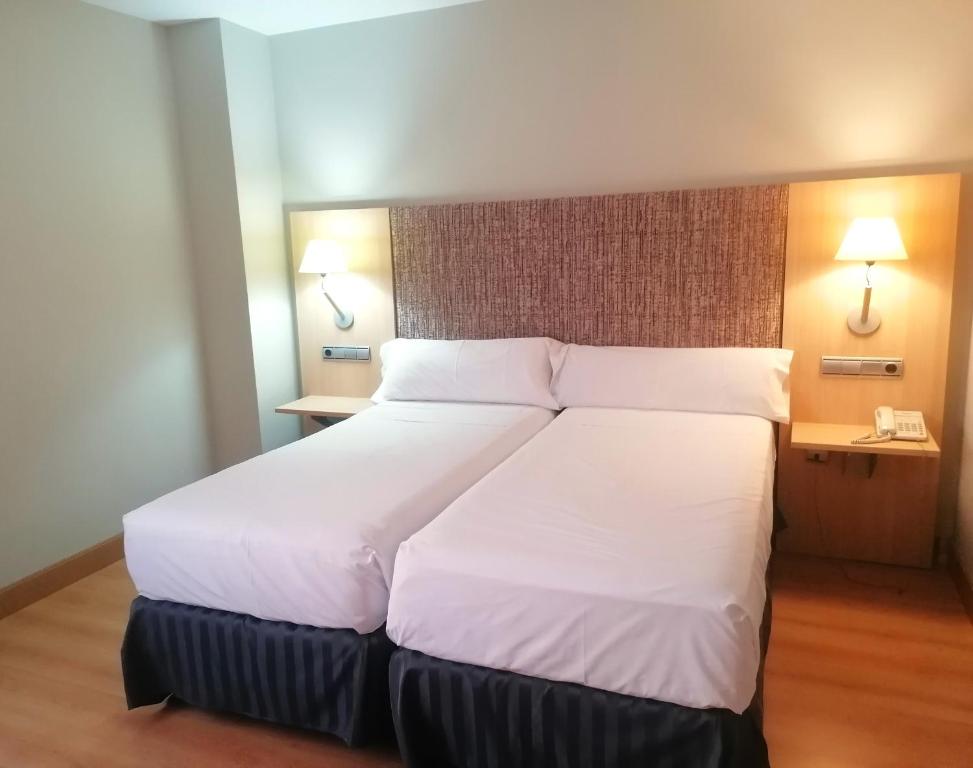 U Hotel Villa-Gomá - Resim 32