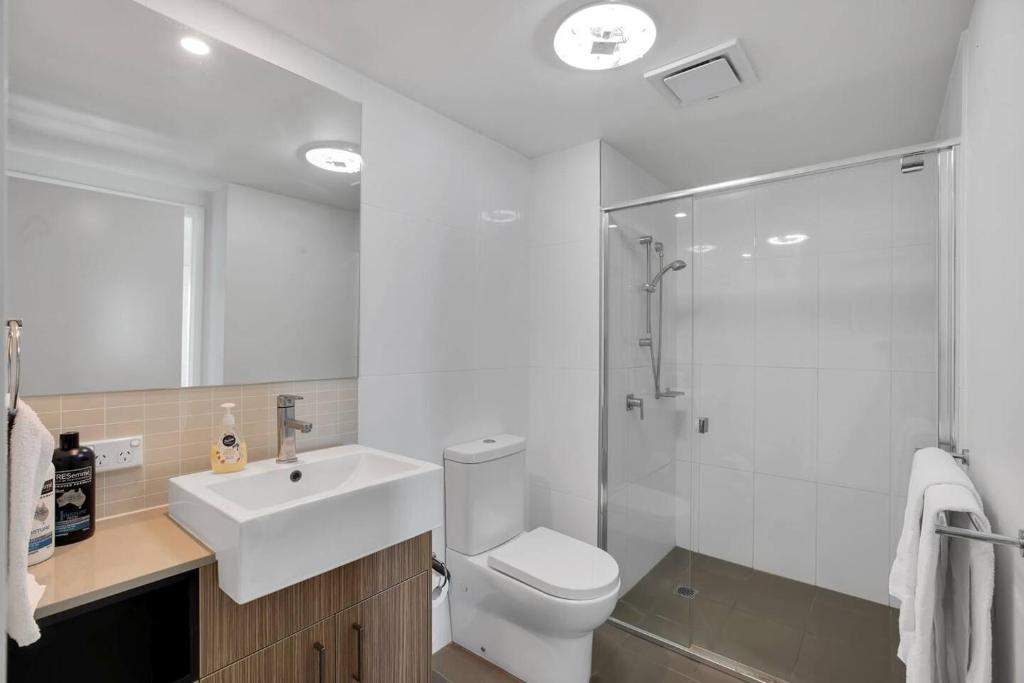 un bagno con wc, lavandino e doccia di Modern Dual Key Apt w Pool in the heart of Mackay a Mackay