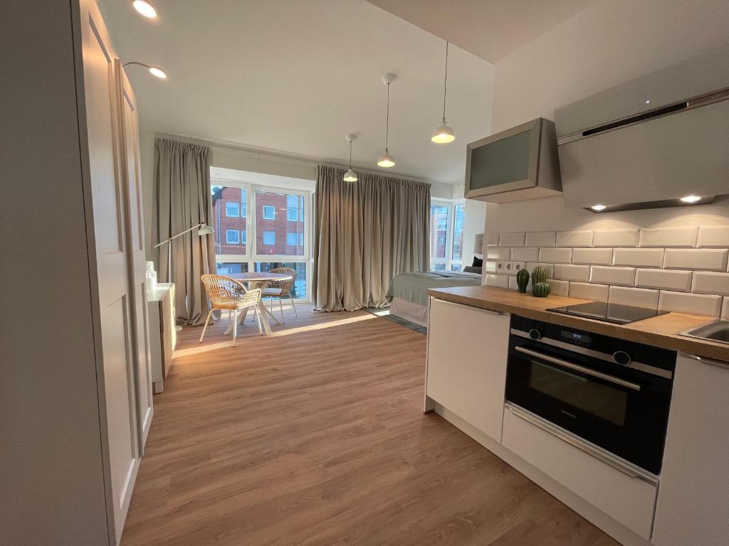 een keuken met een spoelbak en een fornuis bovenste oven bij Moderne neue Apartments zum Wohlfühlen im Boardinghouse bed & butter in Hasbergen