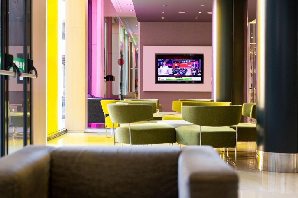 TV a/nebo společenská místnost v ubytování DoubleTree by Hilton Girona
